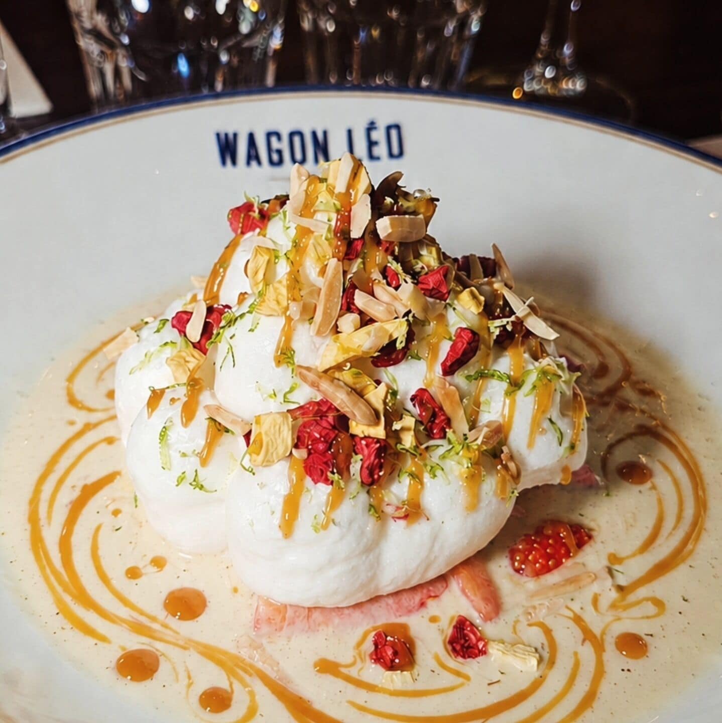 A dessert on a plate with a blue rim and the text 'WAGON LÉO' on the rim.