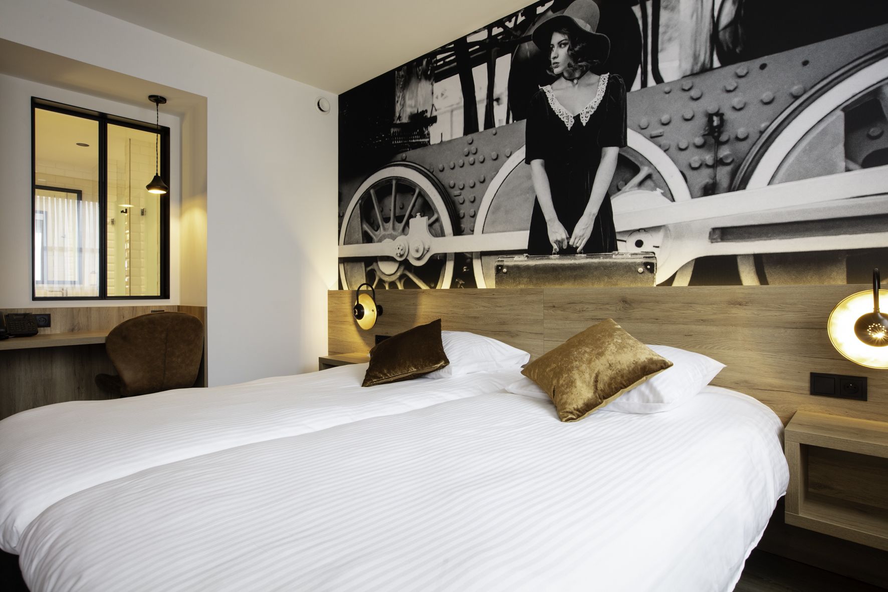 double room | 1 bedroom, in-room safe, individually furnished, desk