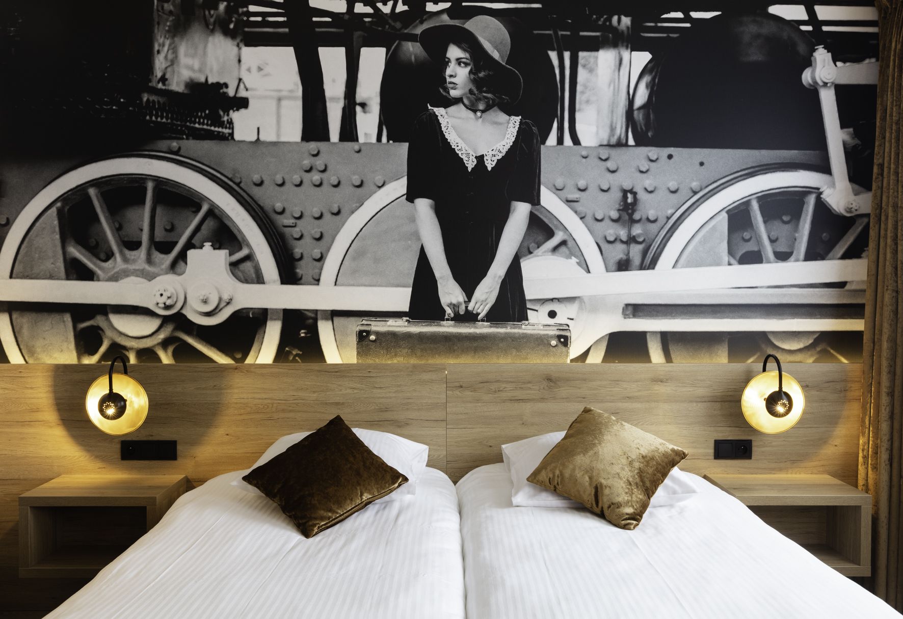 double room | 1 bedroom, in-room safe, individually furnished, desk