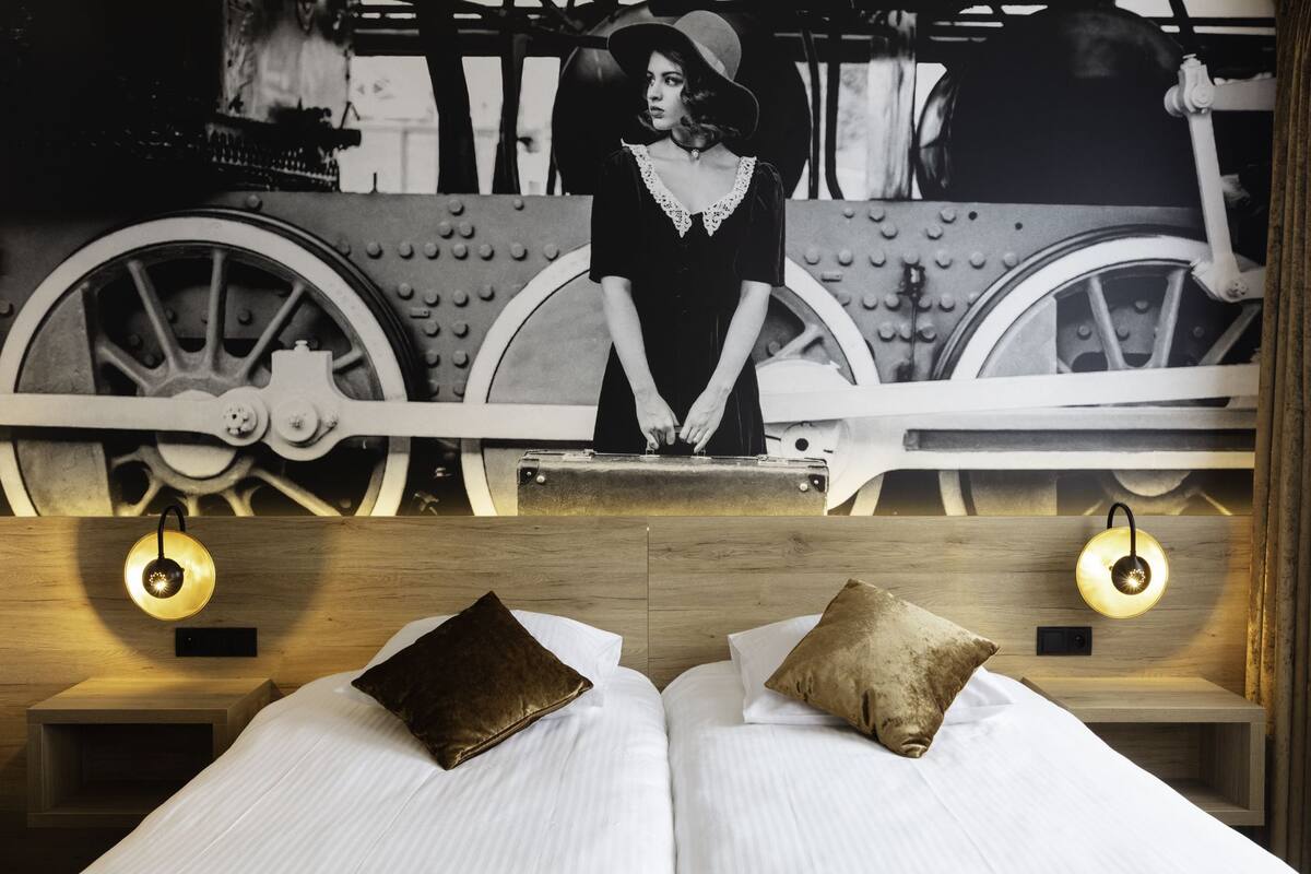 double room | 1 bedroom, in-room safe, individually furnished, desk