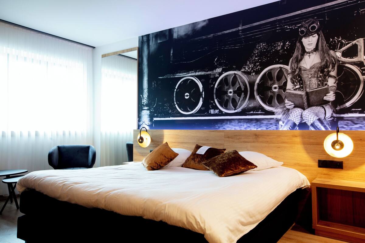 Deluxe Double Room | 1 bedroom, in-room safe, desk, blackout drapes