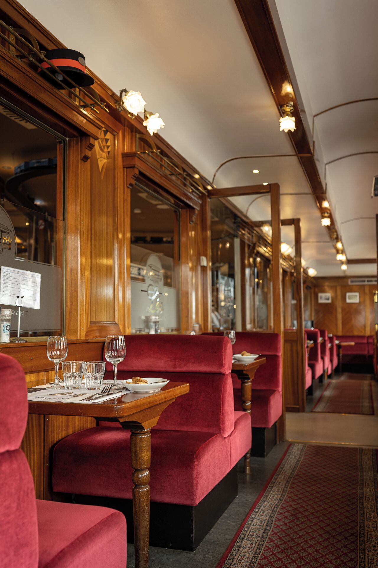 2 restaurants; breakfast, lunch, dinner, and brunch served