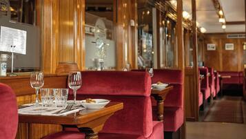 2 restaurants; breakfast, lunch, dinner, and brunch served