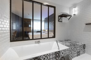 Deluxe Double Room | Bathroom | Free toiletries, hair dryer, towels - Hotel Leo Station et Annexes (Bastogne)