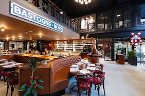 2 restaurants; breakfast, lunch, dinner and brunch served  - Hotel Leo Station et Annexes (Bastogne)