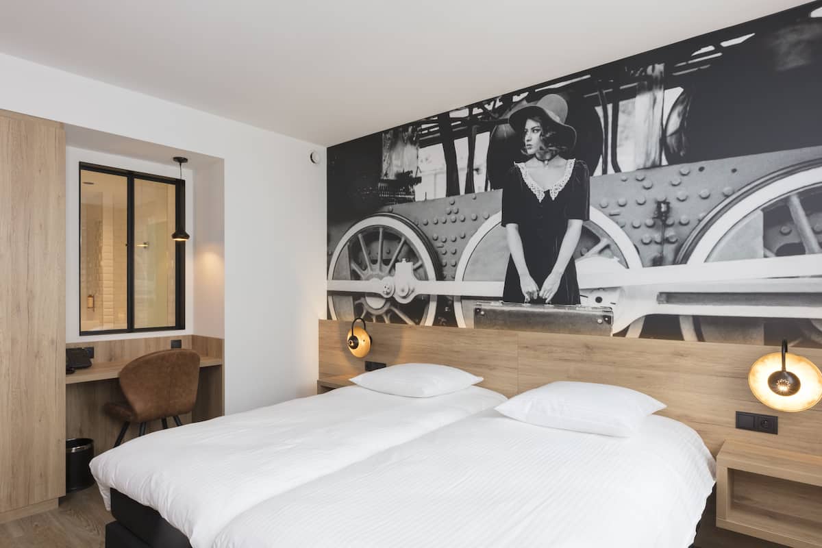 Double Room | 1 bedroom, in-room safe, individually furnished, desk