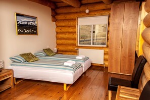 Chambre Supérieure avec lits jumeaux, 2 lits une place | Décoration personnalisée, ameublement personnalisé, draps fournis