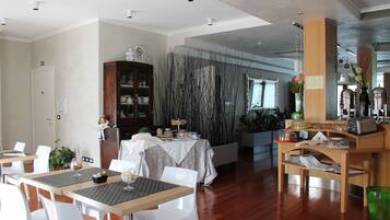 Tägliches inbegriffenes kontinentales Frühstück