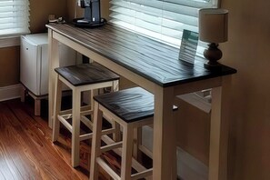 Classic Double Room, 1 Queen Bed, Jetted Tub | In-room safe, individually decorated, individually furnished, free WiFi - Tandem Bike Inn (Belmar)