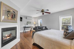 In-room safe, individually decorated, individually furnished, free WiFi - Tandem Bike Inn (Belmar)