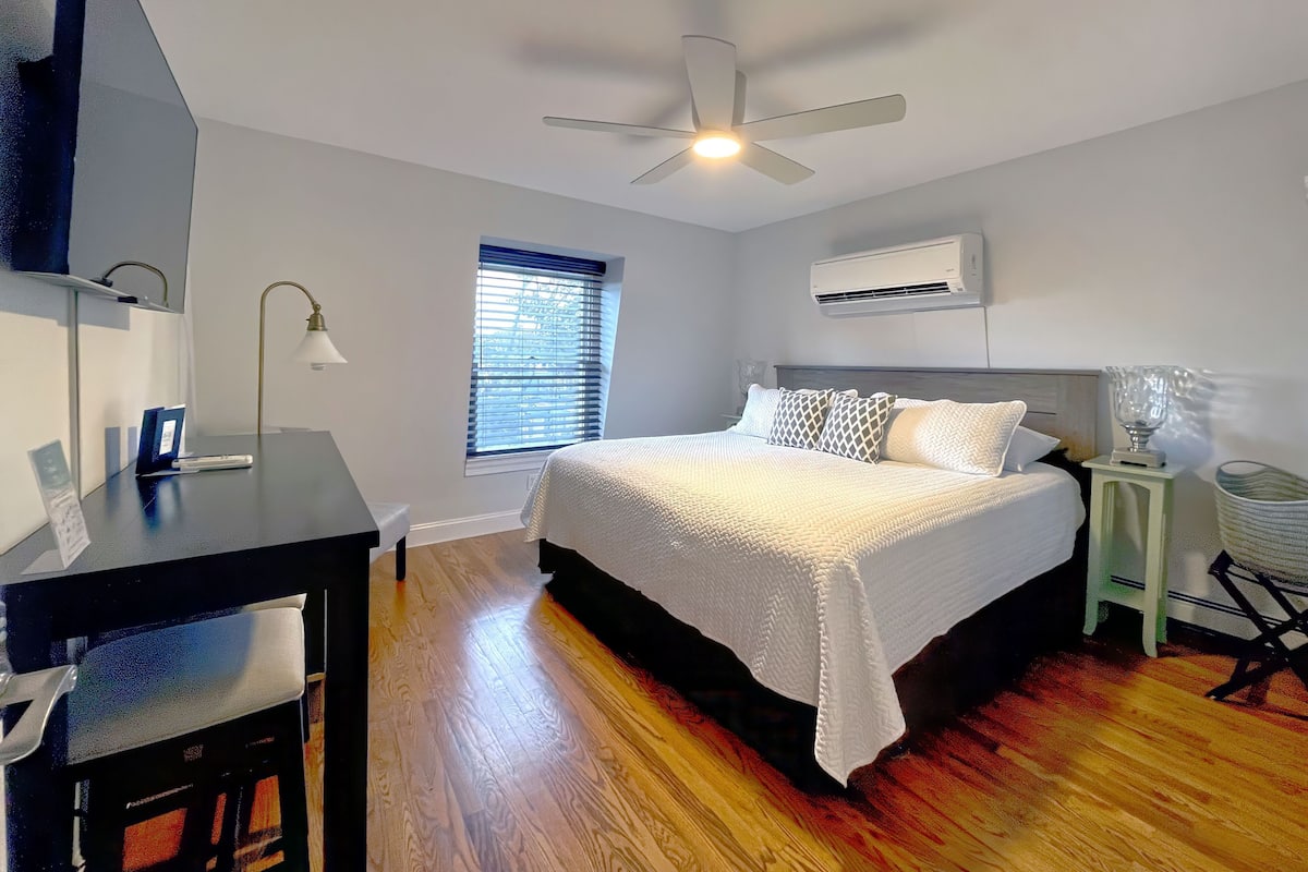 Klassieke tweepersoonskamer, 1 kingsize bed, en-suite badkamer | Een kluis op de kamer, individueel gedecoreerd, individueel gemeubileerd
