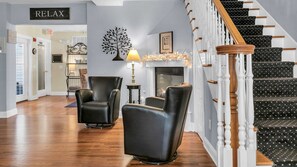 Lobby sitting area - Tandem Bike Inn (Belmar)