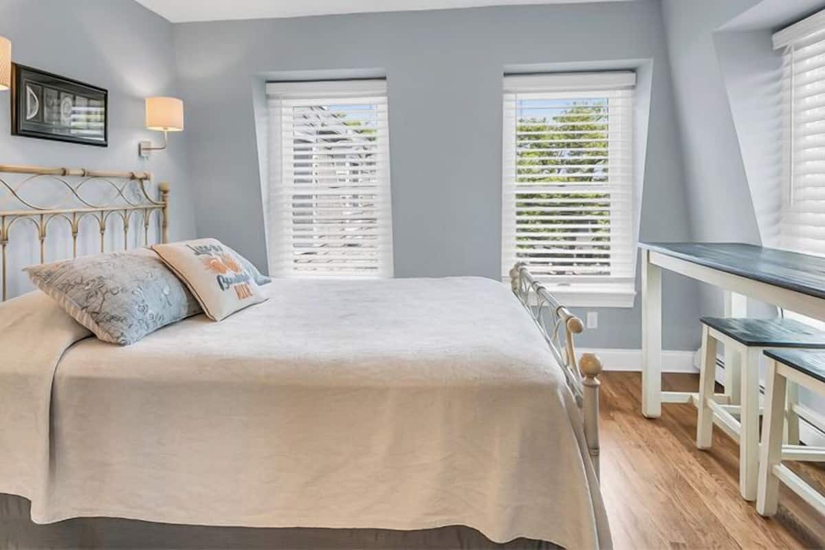 Classic Room, 1 Queen Bed, Jetted Tub | In-room safe, WiFi (free), individually decorated