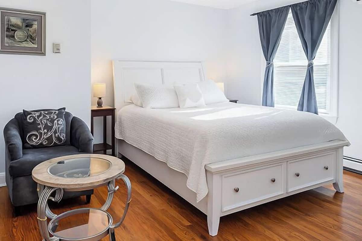 Romantische kamer, 1 queensize bed, privébadkamer | Een kluis op de kamer, individueel gedecoreerd, individueel gemeubileerd