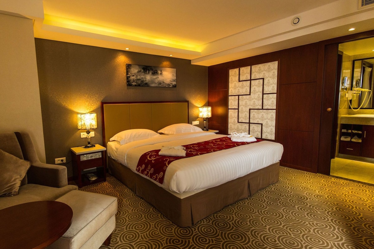 Minibar, in-room safe, desk, iron/ironing board (on request)