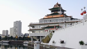 A traditional Chinese building with a sign reading "HUATIAN RESTAURANT". - Huatian Chinagora Hotel (Alfortville)