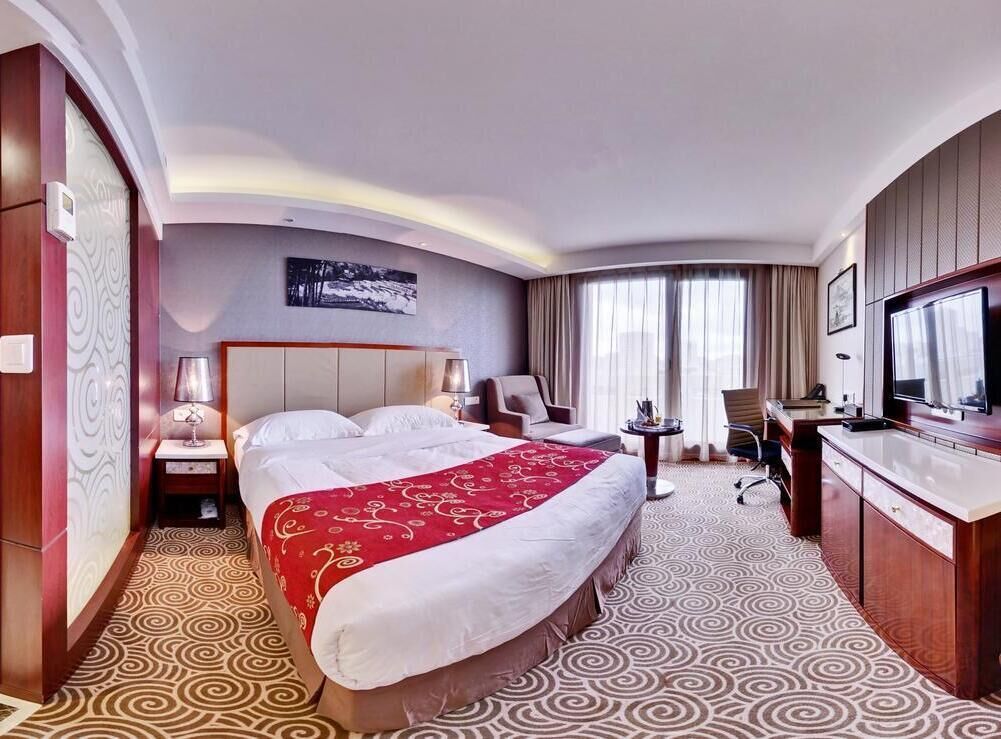 Minibar, in-room safe, desk, iron/ironing board