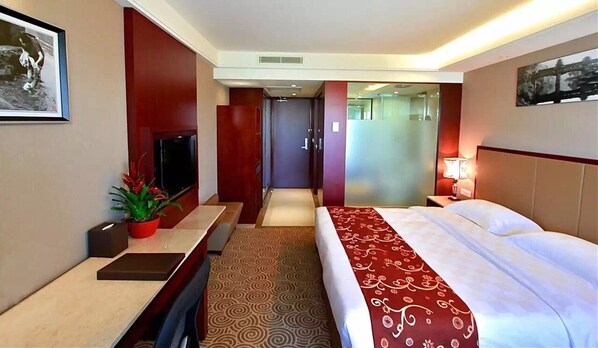 Double Room | Minibar, in-room safe, desk, iron/ironing board