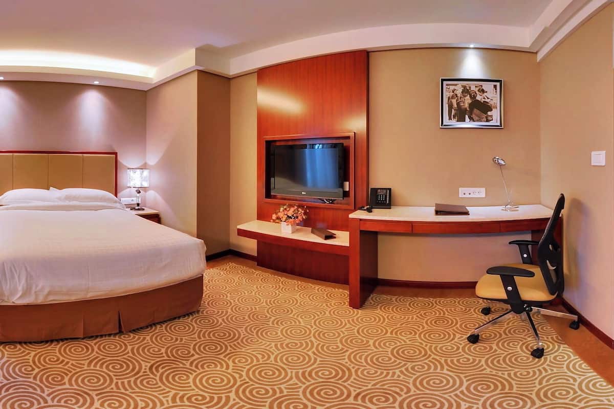 Minibar, in-room safe, desk, iron/ironing board