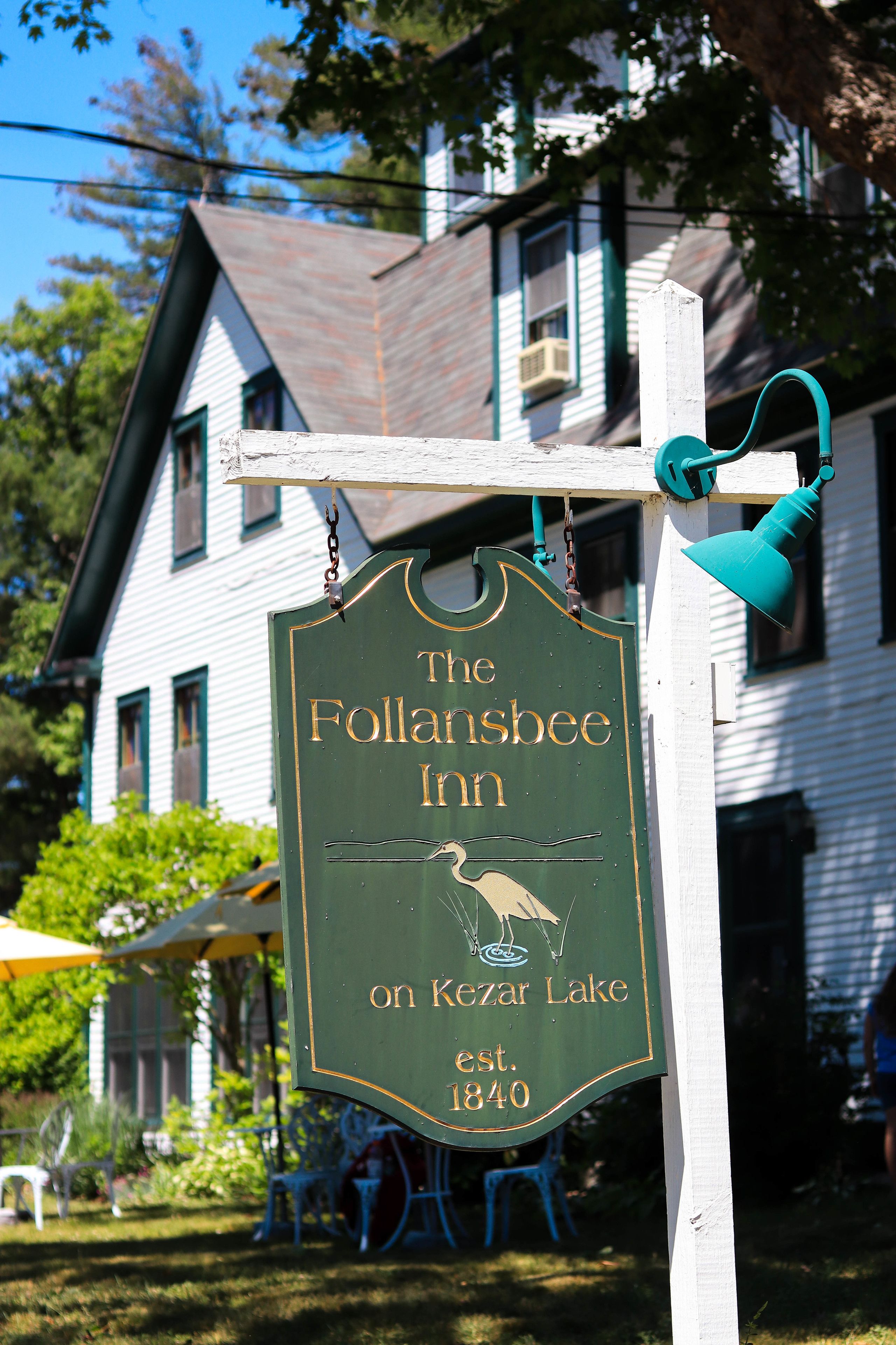 Señal del Follanshee Inn en el lago Kezar, fundado en 1840.