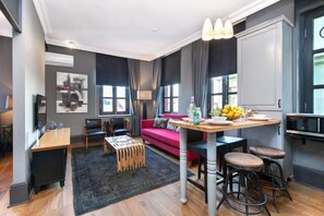 Penthouse, 3 habitaciones, Terraza, vista al mar | Área de sala de estar | Televisión de pantalla plana