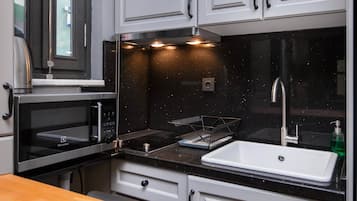 Studio, Kitchen | 1 bedroom, premium bedding, in-room safe, desk