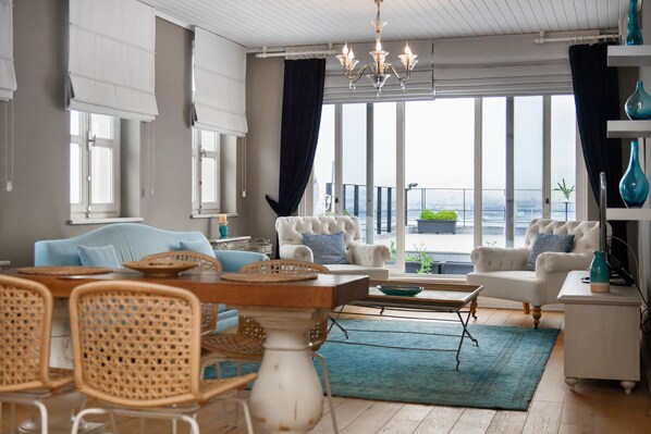 Apartemen, 1 kamar tidur, teras, pemandangan laut | Ruang keluarga | TV layar datar