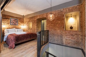 Suite, jet tub (Queen) | Seprai premium, brankas, meja kerja, dan kedap suara