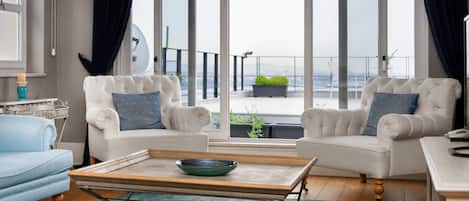 Apartment, 1 Schlafzimmer, Terrasse, Meerblick | Wohnzimmer | Flachbildfernseher