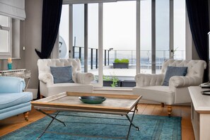 Apartemen, 1 kamar tidur, teras, pemandangan laut | Ruang keluarga | TV layar datar