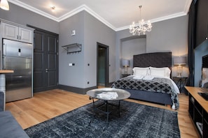 Estúdio, cozinha | 1 quarto, roupas de cama premium, cofres nos quartos, escrivaninha