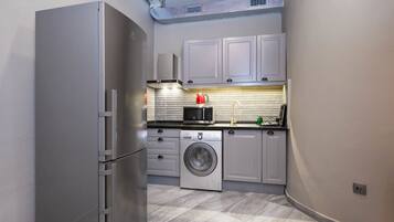 Suite, Jetted Tub (Queen) | Private kitchenette | Fridge, microwave, stovetop, electric kettle