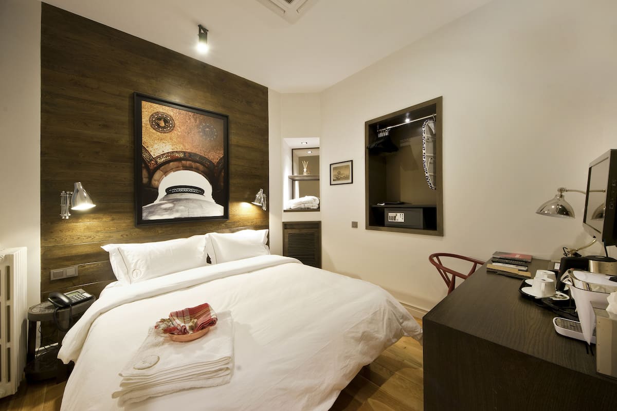 Budget tweepersoonskamer (exclusief ontbijt) | Luxe beddengoed, een kluis op de kamer, een bureau