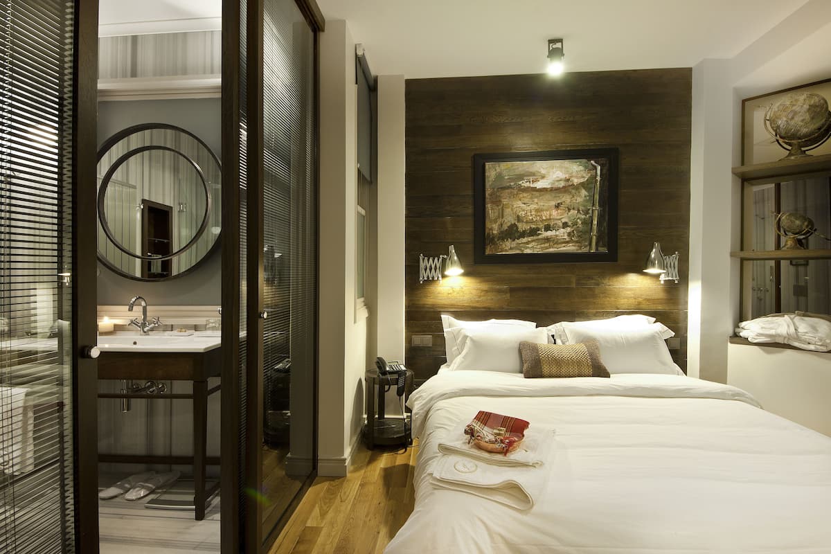 Deluxe suite, 1 slaapkamer, uitzicht op zee | Luxe beddengoed, een kluis op de kamer, een bureau