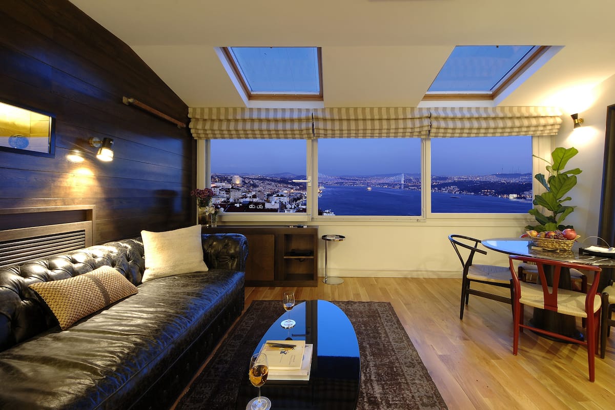 Royal kamer, 1 queensize bed, uitzicht op zee | Woonruimte | Een televisie en een dvd-speler