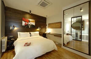 Royal Room, 1 Queen Bed, Sea View | Premium bedding, in-room safe, desk, blackout curtains