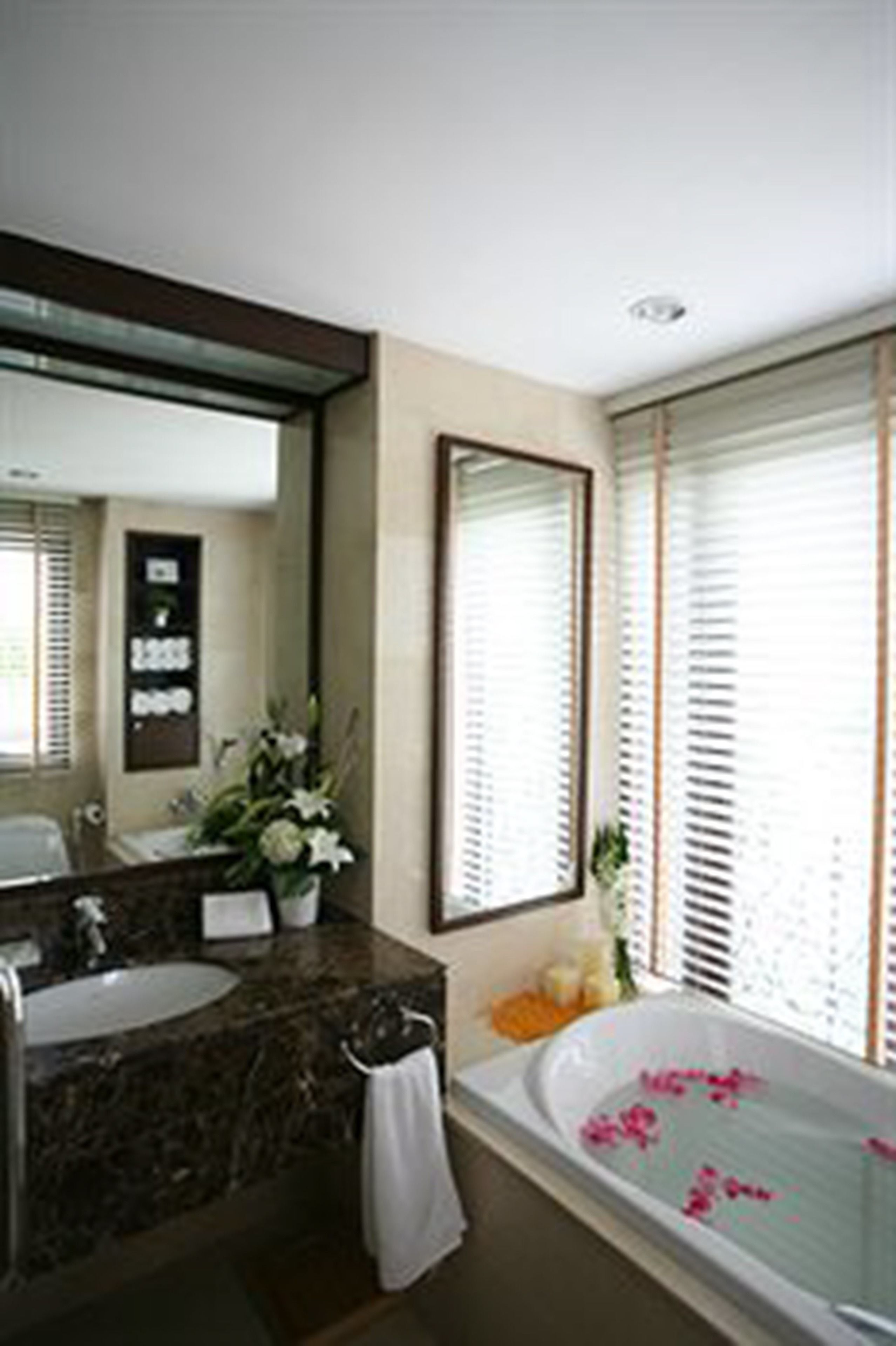 suite, 4 bedrooms | bathroom | free toiletries, hair dryer, towels