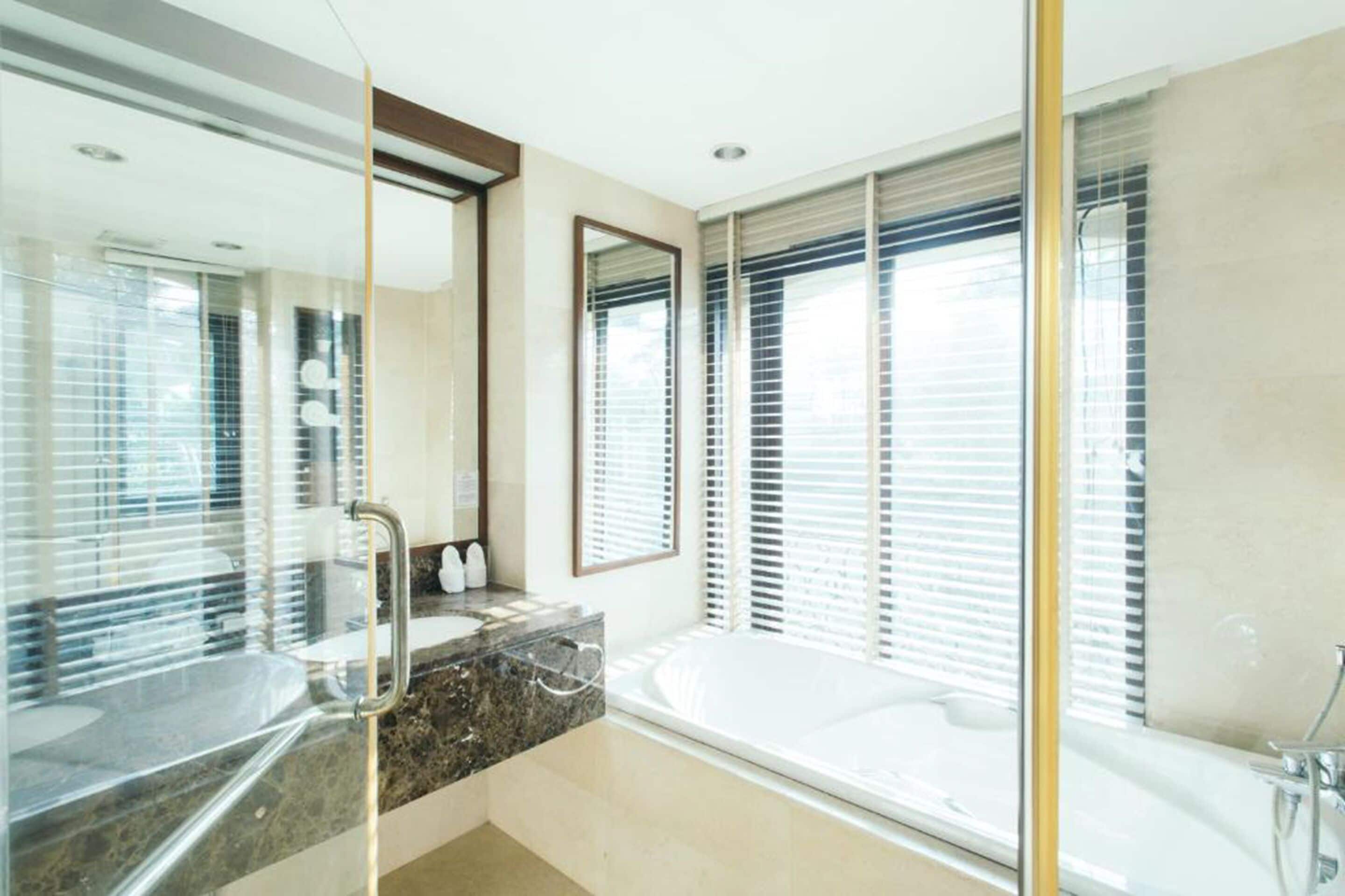 suite, 4 bedrooms | bathroom | free toiletries, hair dryer, towels