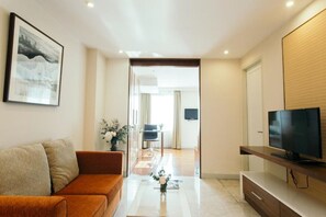 Junior Suite | Living room | Flat-screen TV - Thomson Residence Hotel (Bangkok)