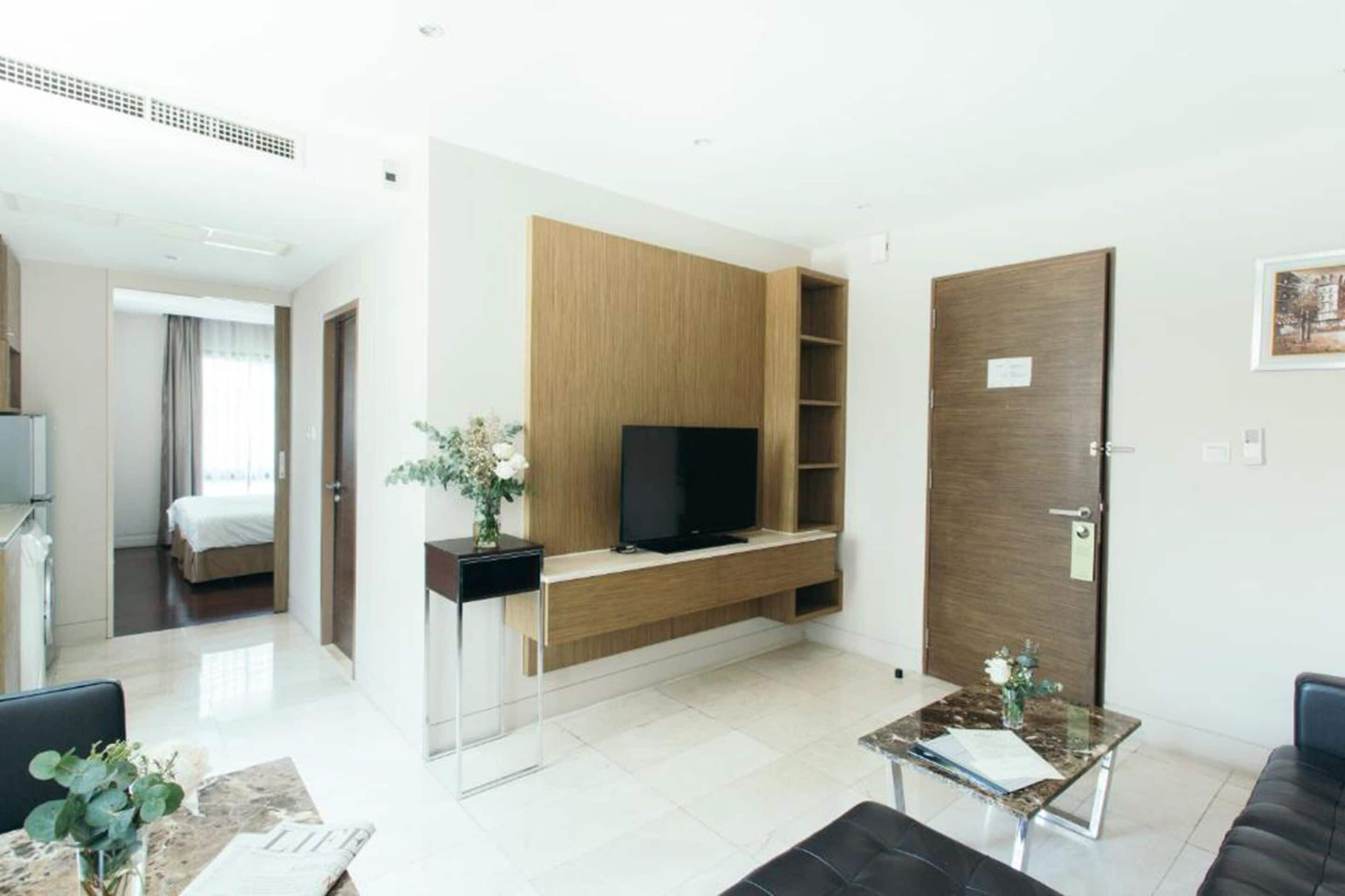 junior suite | living area | flat-screen tv