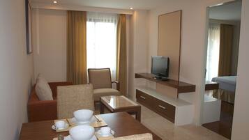 Serveert ontbijt, lunch, diner, Thaise gerechten