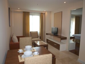 Breakfast, lunch, dinner served; Thai cuisine  - Thomson Residence Hotel (Bangkok)