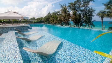 2 piscines extérieures, parasols de plage, chaises longues