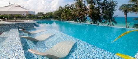 2 piscines extérieures, parasols de plage, chaises longues