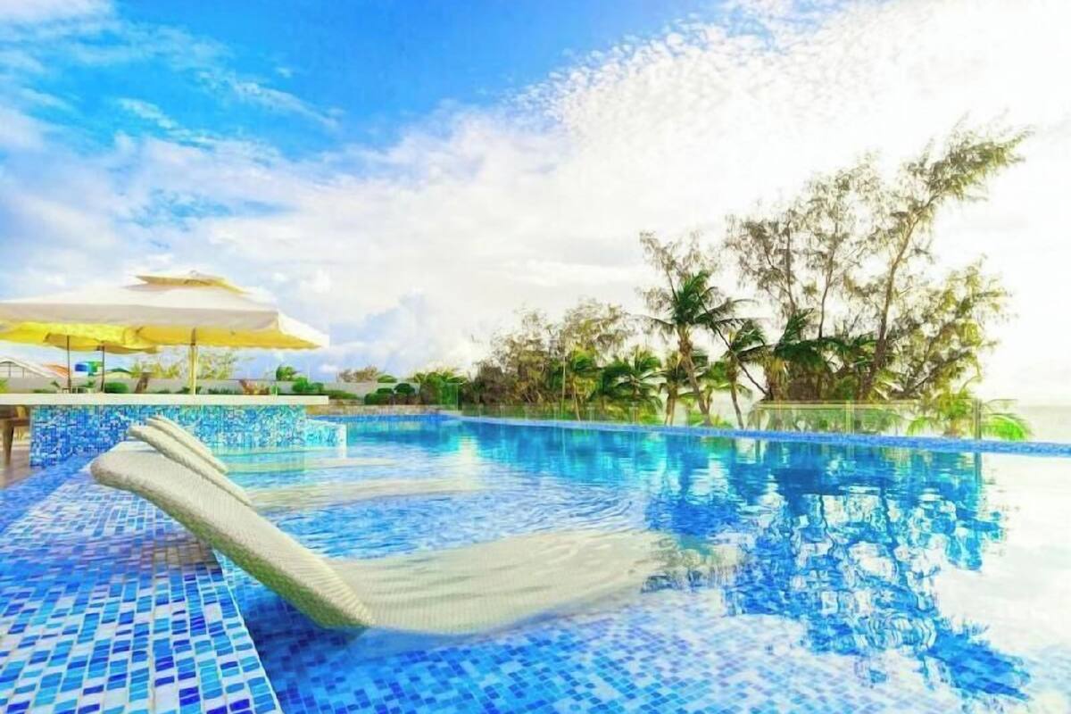 Piscina | 2 piscinas al aire libre, sombrillas, tumbonas