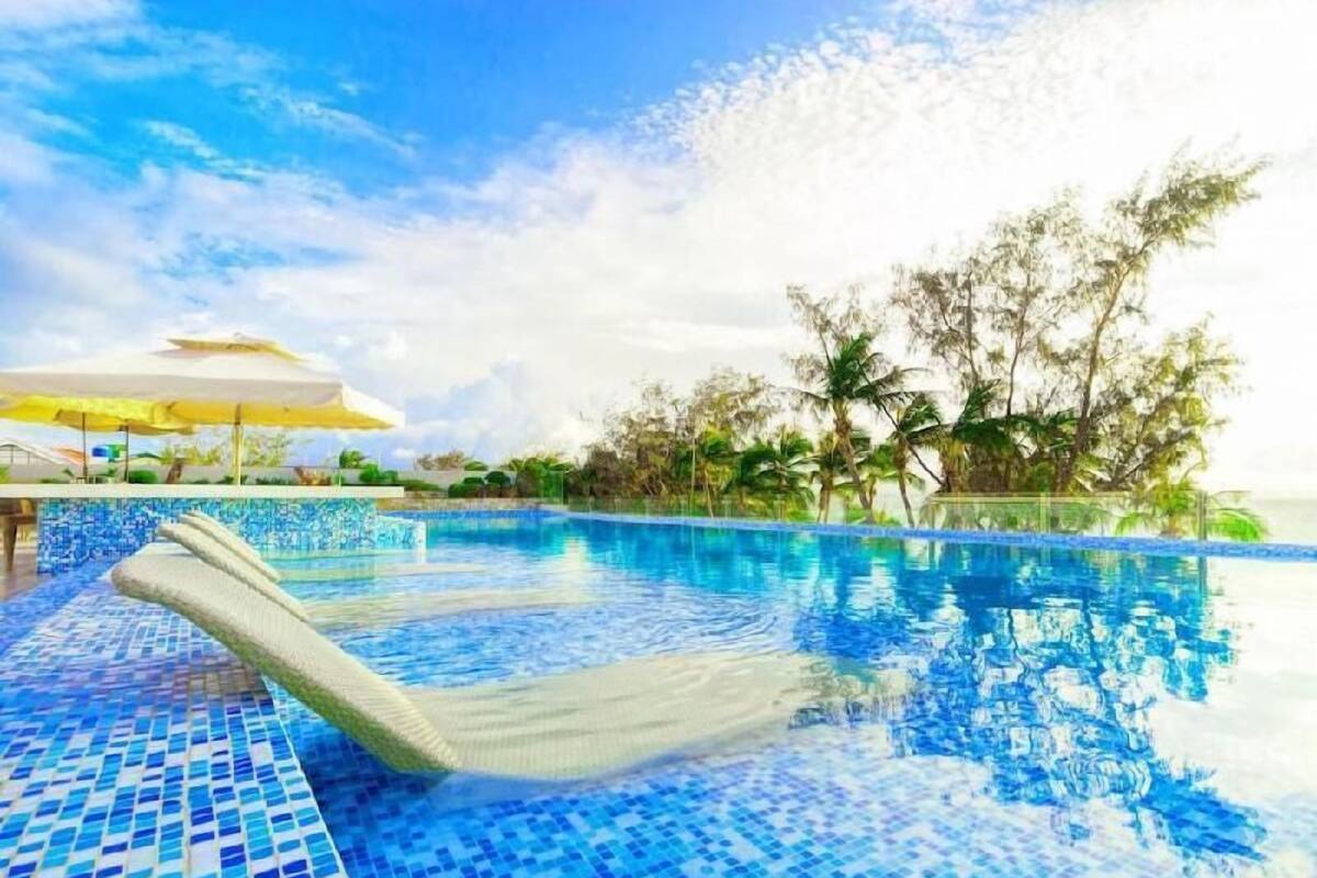 Piscina | 2 piscinas al aire libre, sombrillas, tumbonas