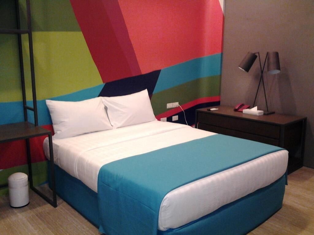 Bar mini, peti besi dalam bilik, meja, ruang kerja komputer riba 