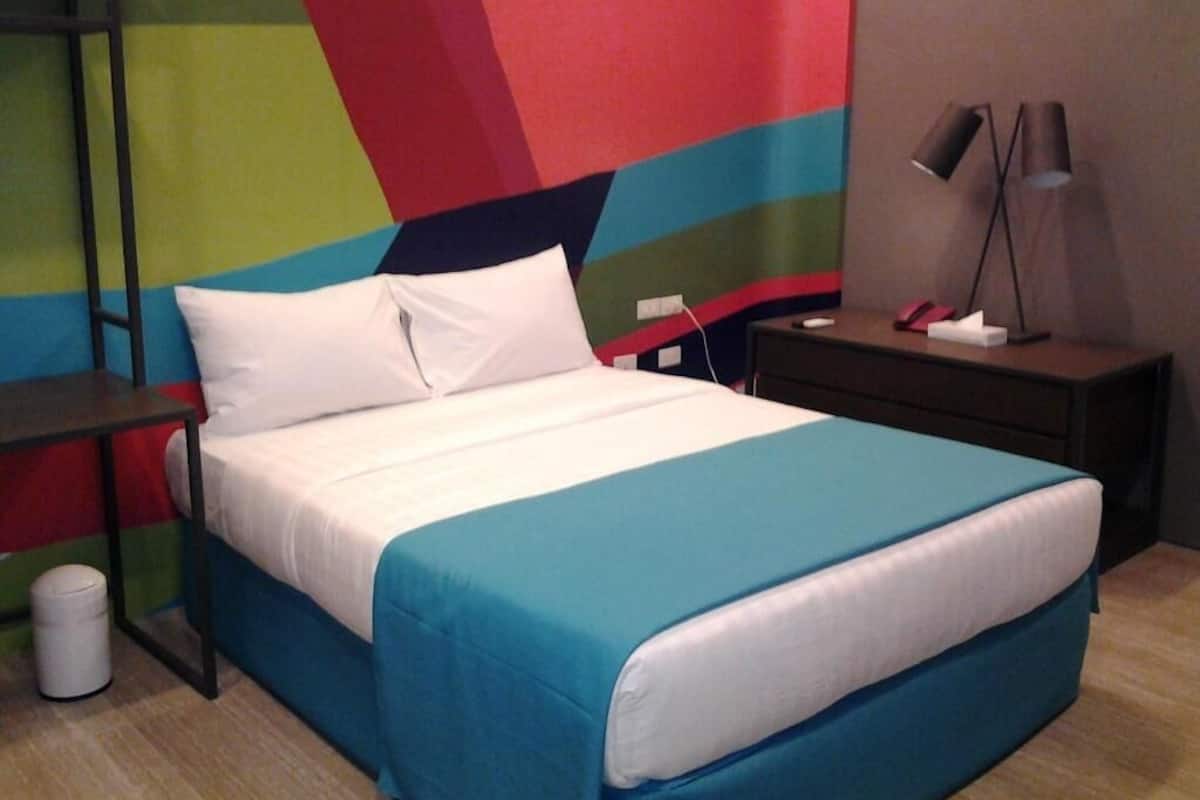 Bar mini, peti besi dalam bilik, meja, ruang kerja komputer riba