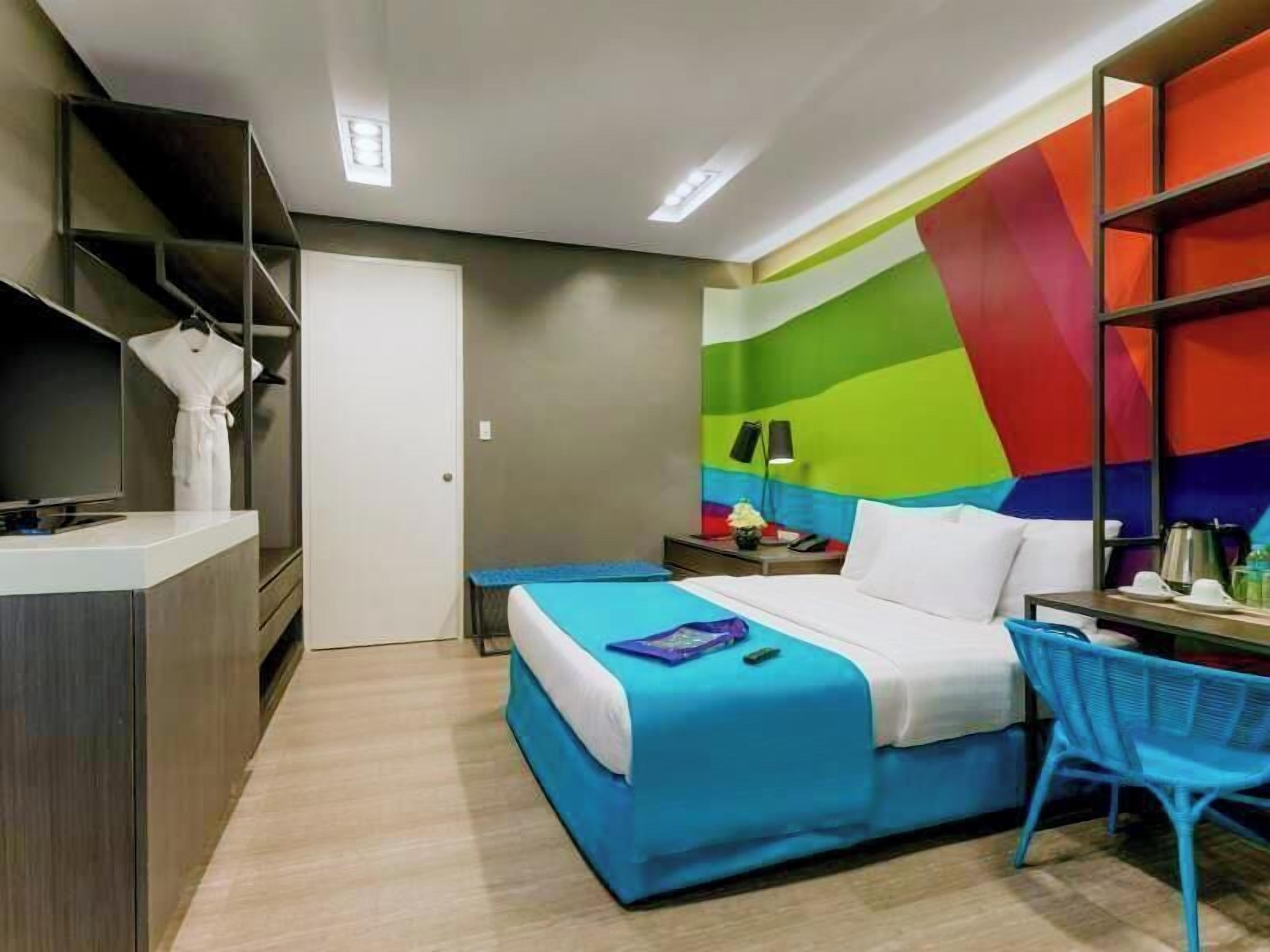 Minibar, in-room safe, desk, laptop workspace