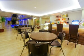 Poolside bar - Boracay Uptown (Boracay Island)